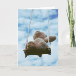 Cartão De Festividades Beertje op schommel met bewolkte blauwe lucht.