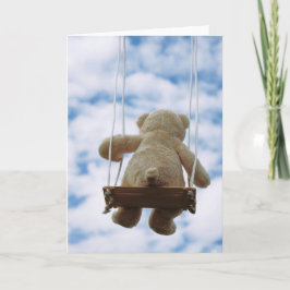 Cartão De Festividades Beertje op schommel met bewolkte blauwe lucht.