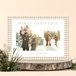 Cartão De Festividades Beige Gingham - Xadrez Dois Foto<br><div class="desc">Crie seus cartões de Natal personalizados com duas fotos de sua família,  ao lado do nome personalizado da tipografia minimalista e do ano,  em um histórico bonito de xadrezes de gingham bege.</div>