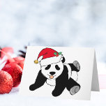 Cartão De Festividades Belo Urso de Panda de Natal em Santa Hat<br><div class="desc">Panteras de Natal bonitas são um presente de excelente para a pessoa que ama animais. Este adorável urso panda preto e branco está vestindo um chapéu vermelho de Papai Noel. Não consigo comer o suficiente das férias e presentes bonito.</div>