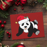 Cartão De Festividades Belo Urso de Panda de Natal Vermelho em Santa Hat<br><div class="desc">Este lindo urso panda de férias em um chapéu de Papai Noel é um belo cartão de Natal de animais selvagens para uma pessoa que ama ursos panda.</div>