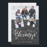 Cartão De Festividades Bênçãos de Natal rustic 3 fotos chalkboard<br><div class="desc">Cartões de natal sazonais da família 3 cartão de colagem de fotos em um fundo de quadro de carvão de cinza escuro com neve caindo e script de caligrafia branca de "Bênçadas de Natal".      É fácil personalizar com suas fotos e texto!</div>