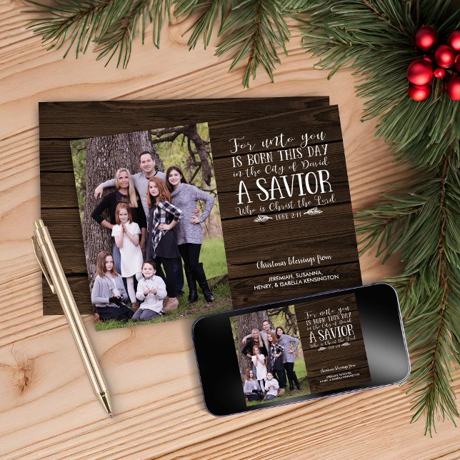 Cartão De Festividades Bíblia de Natal de Madeira russa Foto de Férias Ve (Rustic Wood Christmas Bible Verse Holiday Photo Card)