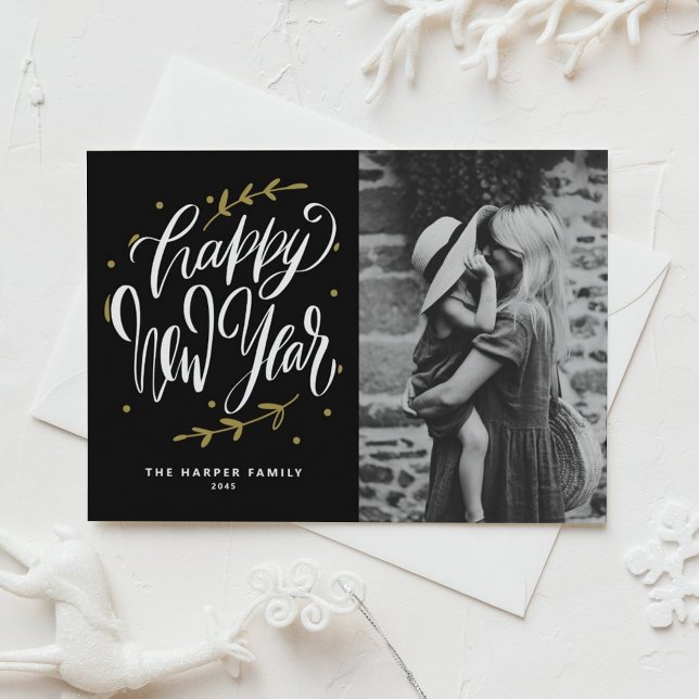 Cartão De Festividades Black Calligraphy and Wreath New Year Photo (Customizable photo Happy New Year card featuring modern calligraphy and wreath.)