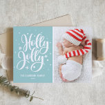 Cartão De Festividades Blue Holly Jolly - Foto do Bebê<br><div class="desc">Cartão Festivo Holly Jolly Feriado Fotográfico Com Letra Mão | Enviar cartões de natal festivos à família e aos amigos com este cartão festivo de férias personalizável. Ele apresenta uma camada de "salgadinhos" com destaque para neve e flocos de neve. Personalize adicionando sua foto favorita. Itens correspondentes estão disponíveis.</div>