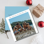 Cartão De Festividades Blue It's A Wondelice Life Christmas Beach Photo<br><div class="desc">Mande desejos de feriado calorosos com esta foto de Natal "It's A Wondelle Life"! Apresentando uma praia arenosa tropical e tons azuis, é perfeito para aqueles que amam o oceano. Com um moderno design de roteiro e inserção de fotos, este cartão é uma maneira única e minimalista de compartilhar momentos...</div>