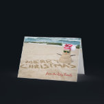 Cartão De Festividades Boneco de neve arenoso do Natal na praia<br><div class="desc">boneco de neve arenoso bonito na praia tropical com Feliz Natal que cumprimenta na areia da praia</div>