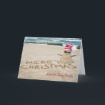 Cartão De Festividades Boneco de neve arenoso do Natal na praia<br><div class="desc">boneco de neve arenoso bonito na praia tropical com Feliz Natal que cumprimenta na areia da praia</div>