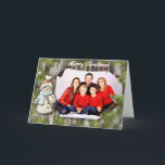 Cartão De Festividades Boneco de neve e pinho no Natal da foto de<br><div class="desc">Características de design rústicas do Natal um fundo do barnwood com guarnição do ramo do pinho toda ao redor. No lado de mão esquerda é um gráfico bonito do boneco de neve. À direita é um lugar para adicionar sua foto em que olhares como um pedaço de papel tachearam à...</div>