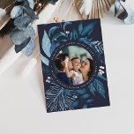 Cartão De Festividades Bonita | Watercolor Botanical Hanukkah Photo<br><div class="desc">Elegante cartão com fotos Chanucá apresenta uma foto favorita cercada por uma luxuosa folhagem botânica azul e pequenas bagas brancas. Personalize com um cartões de natal personalizado (mostrado com "desejando luz, paz e amor") e seus nomes curvados em torno da foto. Adicione quatro imagens adicionais ao fundo, juntamente com o...</div>