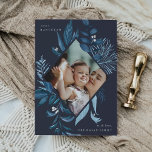 Cartão De Festividades Bonita | Watercolor Botanical Hanukkah Photo<br><div class="desc">O Elegante cartão com fotos Hanukkah para fotos verticais mostra sua foto cercada por uma borda geométrica de folhagem botânica azul gelada e minúsculas amoras brancas de aquarela. "Joyous Hanukkah" aparece no canto superior esquerdo em cinzas,  com seu nome na parte inferior direita.</div>