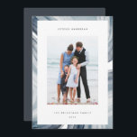 Cartão De Festividades Borda de Agitação Física | Foto de Hanukkah<br><div class="desc">Mande saudações a Chanucá para amigos e família com nossos cartões com fotos elegantes. Projetada para acomodar uma foto vertical ou orientada a retratos do solteiro, a placa apresenta uma borda fatia de gesso de água em blues luminosos moody. Personalize com sua saudação personalizada de Chanucá e seu(s) nome(s) familiar(s)....</div>