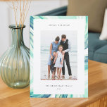 Cartão De Festividades Borda de Agitação Física | Foto de Hanukkah<br><div class="desc">Mande saudações a Chanucá para amigos e família com nossos cartões com fotos elegantes. Projetada para acomodar uma foto vertical ou orientada a retratos do solteiro, a placa apresenta uma borda fatia de gode gode gate em verde-claro e lacre. Personalize com sua saudação personalizada de Chanucá e seu(s) nome(s) familiar(s)....</div>