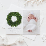 Cartão De Festividades Boxwood Wreath Pintado À Mão Primeira Foto De Nata<br><div class="desc">Envie seus desejos de feriado para amigos e familiares com este cartão de Natal personalizável. Este cartão fotográfico de Natal apresenta uma coroa de madeira de boxe pintada à mão. Personalize adicionando seus detalhes. Este cartão verde está disponível em outras cores e estoque de papelão. Itens correspondentes estão disponíveis.</div>