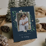 Cartão De Festividades Bright Boughs | Foto de Natal Botânico<br><div class="desc">O cartão com fotos elegante e festivo enquadra a sua imagem vertical ou orientada para retratos favorita com uma sutil borda decodificada e folhagem branca e verde de feriado nos cantos. "Feliz Natal" ou sua escolha de saudação aparece abaixo,  junto com seu nome familiar,  em um marinho azul contrastante.</div>