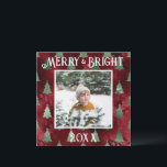 Cartão De Festividades Brilho Metálico Vermelho Foto Alegre e Brilhante<br><div class="desc">Tipografia Alegre e Brilhante.  Falso metálico vermelho com pinheiros metálicos verdes com sua foto favorita no centro.  Personalize com sua mensagem e nome no verso.  O cartão de Natal perfeito.</div>