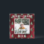 Cartão De Festividades Brilho Metálico Vermelho Foto Alegre e Brilhante<br><div class="desc">Tipografia Alegre e Brilhante. Falso metálico vermelho com pinheiros metálicos verdes com a sua foto favorita no centro.  Personalize com a sua mensagem e nome no verso.  O cartão de Natal perfeito.</div>