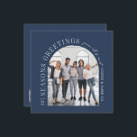 Cartão De Festividades Business Modern Arch Foto do marinho de Natal azul<br><div class="desc">Períodos de fotos com formato de abstrato gráfico mínimo moderno saudando o cartão de feriado comercial azul marinho corporativo de Natal. Negrito na design de tendência. Parte de uma coleção de férias.</div>