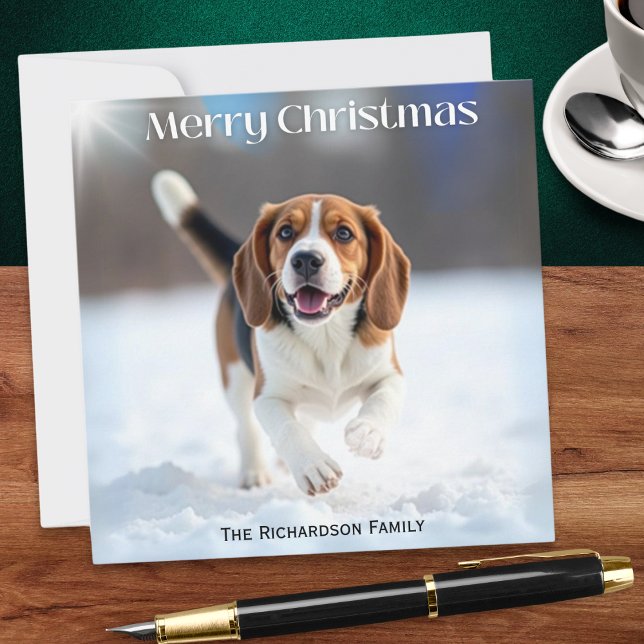 Cartão De Festividades Cachorro Festivo Na Neve De Inverno (A personalized Christmas card, with picture of a beagle dog running through winter snow)