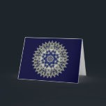 Cartão De Festividades Caleidoscópio azul de Hanukkah do diamante e da<br><div class="desc">Este cartão caracteriza um caleidoscópio abstrato na forma da mandala em máscaras sazonais perfeitas da safira e dos azuis cobaltos.  A mensagem e a linha internas da assinatura são modelos a personalizar ou remover como você deseja.  Disponível no tamanho do cartão de nota também!</div>