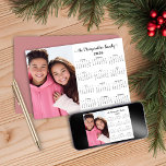Cartão De Festividades Calendário de Fotos da Família Minimalista Moderna<br><div class="desc">2026 Nome da família personalizável cor-de-rosa e calendário fotográfico Cartões de ano novo com fotografia e nome personalizados. 🌟 Isto é para 2026 🌟 Projetado para 2026, e perfeito para presentes pequenos, ou no lugar de cartões de natal! Entre em contato conosco em cedarandstring@gmail.com se precisar de assistência com o...</div>