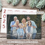 Cartão De Festividades Calendário Script MERRY CHRISTMAS Photo Overlay 20<br><div class="desc">Cartões de foto de Natal moderno com a saudação TENHA UM NATAL MUITO FANTÁSTICO, apresentando uma camada branca de fotos chic, elegante, com script de caligrafia, com uma foto na frente e um calendário de 2023 anos à vista na sua escolha de cores no verso (mostrada em vermelho). ASSISTÊNCIA: para...</div>