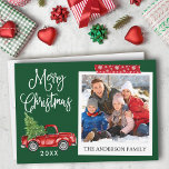 Cartão De Festividades Caligrafia Artesanato de Caminhão Vintage<br><div class="desc">Caligrafia moderna Script Watercolor Vintage Red Truck com Árvore de Natal,  Estilo de Câmera Instantânea Foto Feliz Cartão de Natal - Fundo Verde Florestal e Flocos de Neve Vermelhos e Brancos Fita de Artesanato</div>