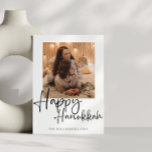 Cartão De Festividades Caligrafia Minimalista Feliz Foto de Hanukkah<br><div class="desc">Comemore Hanukkah em estilo com este cartão de festas minimalista com caligrafia elegante em preto e branco. Perfeito para as famílias,  este design chic combina a tipografia moderna com sua foto favorita,  criando um cartões de natal de eterno.</div>