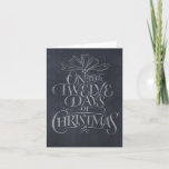 Cartão De Festividades Chalkboard 12 dias de caligrafia de Natal<br><div class="desc">O quadro de chaleiras é agradável e divertido. Esta arte é uma letra criada personalizada. Vai fazer pessoas aparecerem na música... "Cinco Anéis Dourados... " Coloque-o dentro de uma pequena armação de madeira e pareceria um conselho de ardósia - perfeito para decoração. Este cartão até apresenta um fundo de quadro...</div>