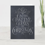 Cartão De Festividades Chalkboard 12 dias de caligrafia de Natal<br><div class="desc">O quadro de chaleiras é agradável e divertido. Esta arte é uma letra criada personalizada. Vai fazer pessoas aparecerem na música... "Cinco Anéis Dourados... " Coloque-o dentro de uma pequena armação de madeira e pareceria um conselho de ardósia - perfeito para decoração. Este cartão até apresenta um fundo de quadro...</div>