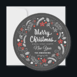 CARTÃO DE FESTIVIDADES CHALKBOARD NATAL FLORAL WREATH FOTO DE FERIADO<br><div class="desc">MERRY CHRISTMAS: Coroa botânica de arte do giz brilhante e alegre com poinsettia, sagrada, bagas e folhagem em vermelho e branco sobre fundo de quadro. Personalize esta placa lisa de saudação de fotos de feriado com seu nome de família e adicione sua foto favorita da família. Maneira contemporânea, clássica, moderna...</div>