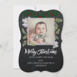 Cartão De Festividades Chalkboard Pine Foto Natal<br><div class="desc">Este cartão tem tudo! Fundo do quadro,  bagas ocas,  ramificações de pínus,  cones de pínus,  vermelho,  branco e VOCÊ! Personalize com a sua própria assinatura e personalize com a sua própria fotografia,  e envie um cartão de Natal para esta época de férias que é certamente do tipo.</div>