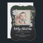 Cartão De Festividades Chalkboard Pine Foto Natal<br><div class="desc">Este cartão tem tudo! Fundo do quadro,  bagas ocas,  ramificações de pínus,  cones de pínus,  vermelho,  branco e VOCÊ! Personalize com a sua própria assinatura e personalize com a sua própria fotografia,  e envie um cartão de Natal para esta época de férias que é certamente do tipo.</div>