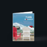 Cartão De Festividades Chapéu do papai noel na cadeira de praia<br><div class="desc">as cadeiras de praia vermelhas e brancas com papai noel tampam e as ondas que deixam de funcionar em rochas</div>