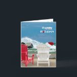 Cartão De Festividades Chapéu do papai noel na cadeira de praia<br><div class="desc">as cadeiras de praia vermelhas e brancas com papai noel tampam e as ondas que deixam de funcionar em rochas</div>