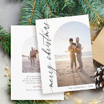 Cartão De Festividades Chic Minimalist Calliographic feliz Natal<br><div class="desc">Capture a magia dos seus momentos com o nosso Cartão de Natal Fotográfico. Apresentando uma camada personalizável de fotos no lado direito e um elegante script "Feliz Natal", esta placa adiciona um toque pessoal aos seus cartões de natal. O verso oferece outra oportunidade de foto e espaço para sua mensagem...</div>