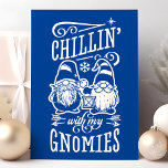 Cartão De Festividades Chillin Com Minha Quarentena Gnomies De Natal<br><div class="desc">Chillin Com O Meu Marinho De Gnomies,  Cartão De Feriado De Quarentena De Natal Azul. Personalize este design personalizado moderno com sua própria saudação de dentro.</div>