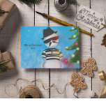 Cartão De Festividades Cholo Snowman Foo Christmas Tree Lights<br><div class="desc">Espalhe a Alegria de Natal com este cartão-postal divertido que mostra a minha ilustração de um boneco de neve que olha para as luzes das árvores de Natal na neve.</div>