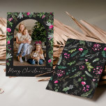 Cartão De Festividades Cinza Escuro Chic e Arco Verde Rosa Brilhante 1 Fo<br><div class="desc">Esta coleção apresenta cor d'água,  florais cor-de-rosa claro,  bagas e verde de inverno com tipografia moderna e elegante,  com padrão botânico invernal de volta.</div>