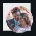 Cartão De Festividades Circular Fotográfica casada da feliz no Natal recé<br><div class="desc">O seu primeiro Natal casado merece uma menção especial com os seus cumprimentos festivos e esta design circular contemporânea fará o trabalho de na moda! Altere a imagem de exemplo com a sua foto favorita, que cobrir toda a frente. Sua foto será preenchida automaticamente para a forma circular, de modo...</div>
