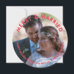 Cartão De Festividades Circular Fotográfica casada da feliz no Natal recé<br><div class="desc">O seu primeiro Natal casado merece uma menção especial com os seus cumprimentos festivos e esta design circular contemporânea fará o trabalho de na moda! Altere a imagem de exemplo com a sua foto favorita, que cobrir toda a frente. Sua foto será preenchida automaticamente para a forma circular, de modo...</div>