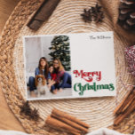 Cartão De Festividades Clássico Simples Feliz Natal Uma Foto<br><div class="desc">Celebre a temporada com este simples e único e clássico Cartão de Natal Merry, um cartão de festas com um toque de charme vintage. A design minimalista apresenta uma elegante paleta de cores vermelha e verde, evocando o espírito aconchegante do inverno. O seu apelo moderno e divertido, aliado à formulação...</div>