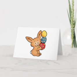 Cartão De Festividades Coelho bonito com a pilha dos ovos
