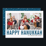 Cartão De Festividades Colagem de Fotografia Azul Típica Feliz Hanukkah<br><div class="desc">Feliz Hanukkah! Placa plana de colagem de fotos Feliz do Chanucá,  personalizável,  com tipografia simples azul e padrão de neve. Personalize adicionando três fotos,  nomes,  ano e outros detalhes. Esta placa simples moderna de Hanukkah está disponível em outras cores e estoque de papelão.</div>