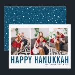 Cartão De Festividades Colagem de Fotografia Azul Típica Feliz Hanukkah<br><div class="desc">Feliz Hanukkah! Placa plana de colagem de fotos Feliz do Chanucá,  personalizável,  com tipografia simples azul e padrão de neve. Personalize adicionando três fotos,  nomes,  ano e outros detalhes. Esta placa simples moderna de Hanukkah está disponível em outras cores e estoque de papelão.</div>