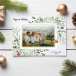 Cartão De Festividades Colagem de Fotos da Família Red Berries Botânica H<br><div class="desc">Comemore a temporada com esta bela Holiday Card com sua foto horizontal na frente cercada por uma folhagem de aquarela, destacada por morangos vermelhos. A parte de trás apresenta 5 das suas fotos favoritas destacadas com botânicos de férias. Simples e bonito, mas moderno e festivo, um cartão perfeito para o...</div>