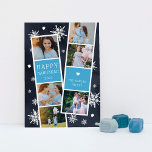 Cartão De Festividades Colagem de Fotos de Neve Photobooth Hanukkah<br><div class="desc">O cartão com fotos Chanucá bonito apresenta duas faixas de fotos, cada uma com três fotos e um painel de texto azul, para um total de seis fotos. Personalize com o ano e o seu nome ou nomes familiares em caracteres brancos, festivos e brancos, num fundo azul marinho, pontilhado com...</div>