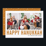 Cartão De Festividades Colagem de Fotos de Tipografia Laranja Feliz Hanuk<br><div class="desc">Feliz Hanukkah! Placa plana de colagem de fotos Feliz do Hanukkah personalizável,  com tipografia simples laranja e padrão de neve. Personalize adicionando três fotos,  nomes,  ano e outros detalhes. Esta placa simples moderna de Hanukkah está disponível em outras cores e estoque de papelão.</div>