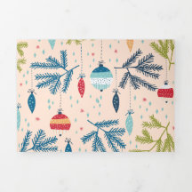 Enfeites de natal antigos moídos pendurados em árv