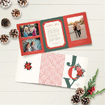 Cartão De Festividades Com Dobra Tripla Foto de Natal Triplicada, Alegria Verde Vermelha F<br><div class="desc">Nada diz feriados de Natal como poinsettias! E estes cartões triplos de Natal de 5" x 7" certamente colocarão seus amigos e família no espírito dos feriados. O Cobrir tem a palavra "Joy" em letras grandes de serifa vermelha com um buquê floral desenhado à mão de poinsettia, galhos de pinheiros,...</div>